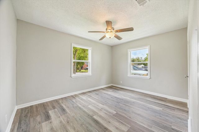 210 Laurel Street, Lake Jackson, TX 77566