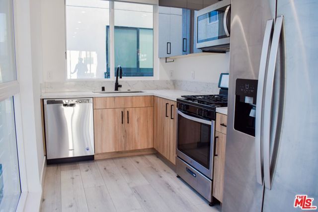 15328 Weddington Street 1, Sherman Oaks, CA 91411