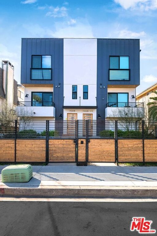 15328 Weddington Street 1, Sherman Oaks, CA 91411