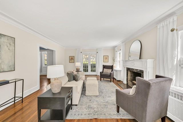6139 Washington CIRCLE, Wauwatosa, WI 53213