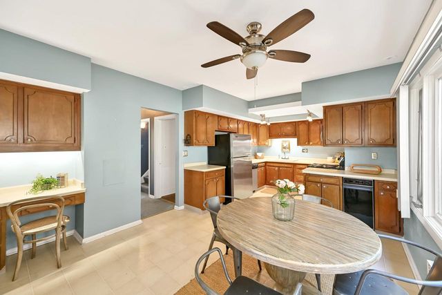 6139 Washington CIRCLE, Wauwatosa, WI 53213