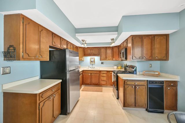 6139 Washington CIRCLE, Wauwatosa, WI 53213