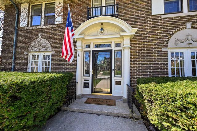 6139 Washington CIRCLE, Wauwatosa, WI 53213