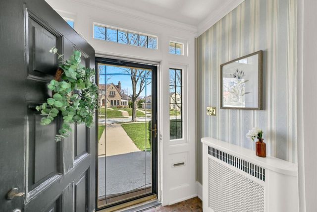 6139 Washington CIRCLE, Wauwatosa, WI 53213