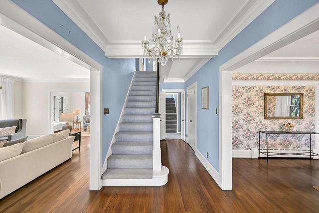 6139 Washington CIRCLE, Wauwatosa, WI 53213