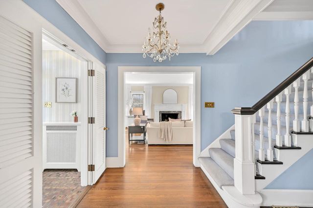 6139 Washington CIRCLE, Wauwatosa, WI 53213