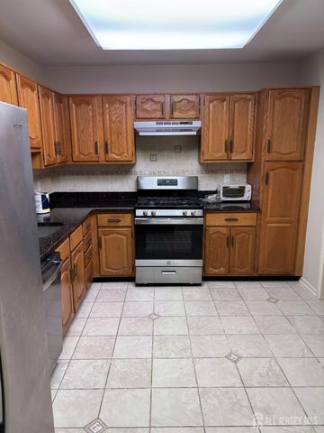 92 Heather Court, Edison, NJ 08820