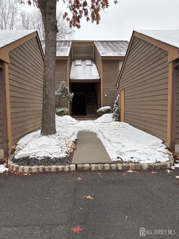 92 Heather Court, Edison, NJ 08820