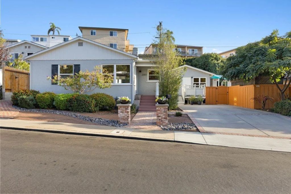 2303 Poinsettia Dr, San Diego, CA 92106