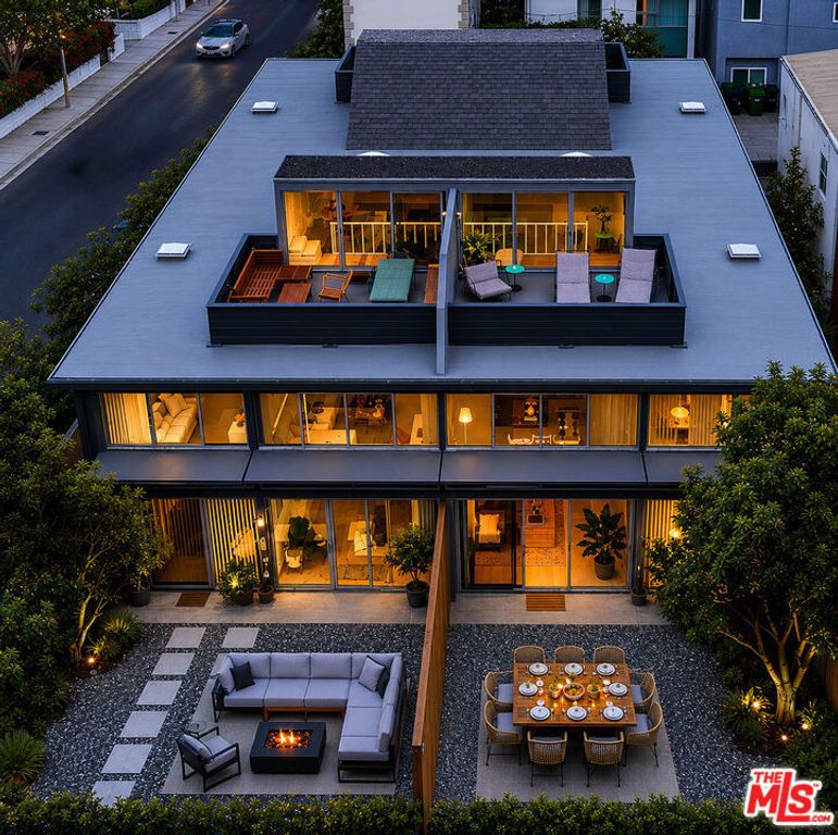 Image 3 of property listing at 3607 Pacific Avenue, Marina Del Rey, CA 90292