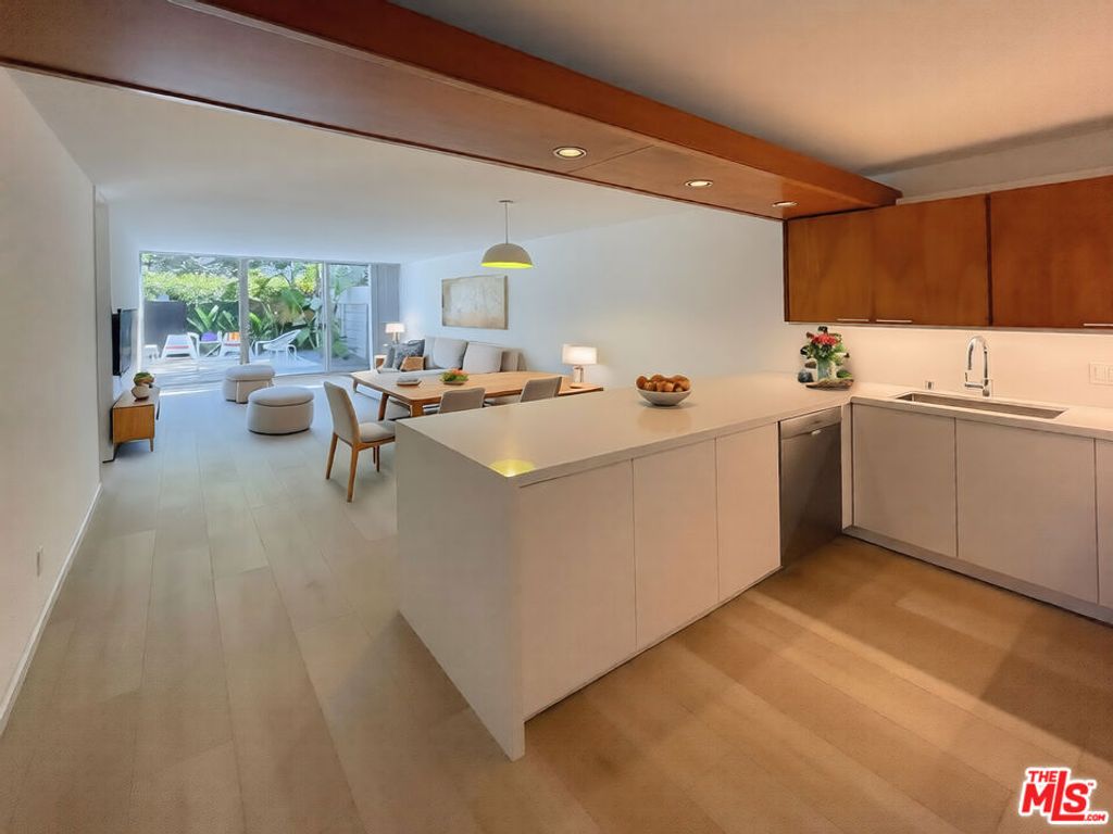 Image 5 of property listing at 3607 Pacific Avenue, Marina Del Rey, CA 90292