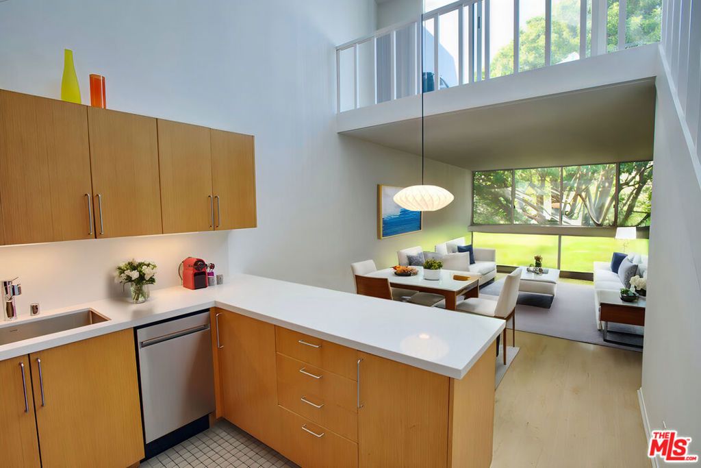 Image 6 of property listing at 3607 Pacific Avenue, Marina Del Rey, CA 90292