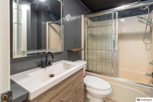 1540 Hartline Lane, Omaha, NE 68112