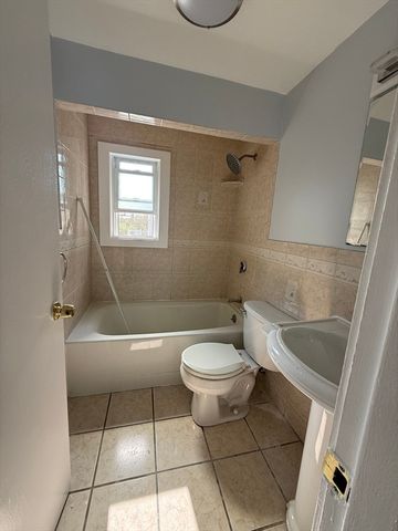 100 Central St 4, Waltham, MA 02453