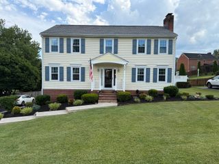 704 Joan CIR, Salem, VA 24153