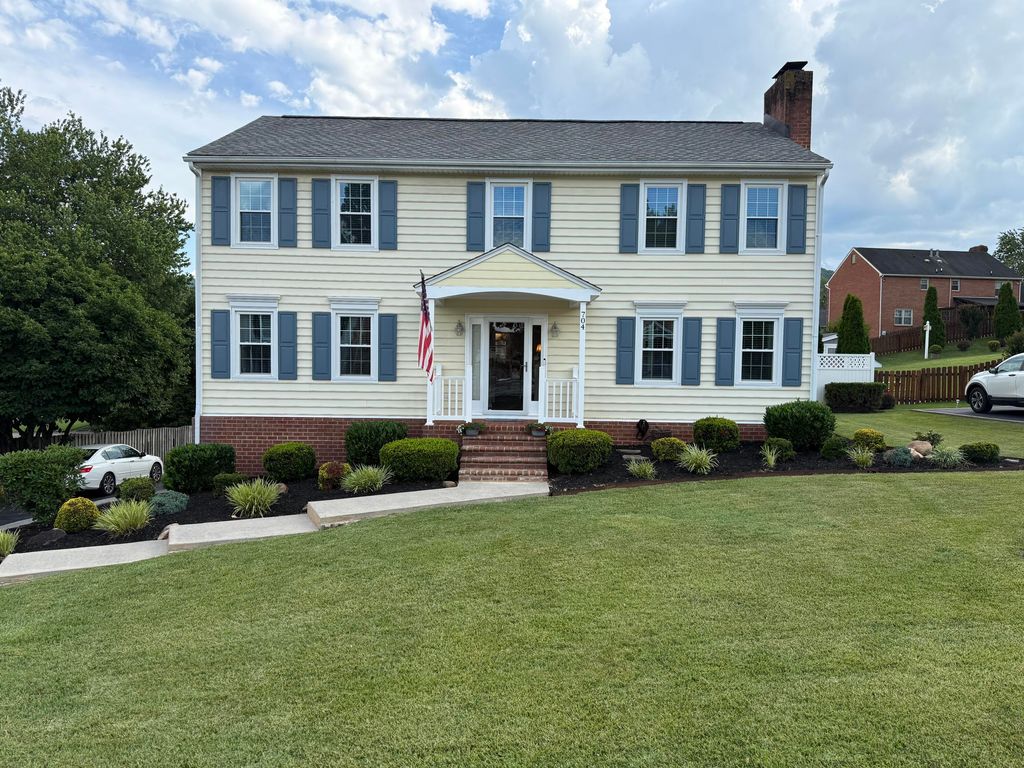 704 Joan CIR, Salem, VA 24153