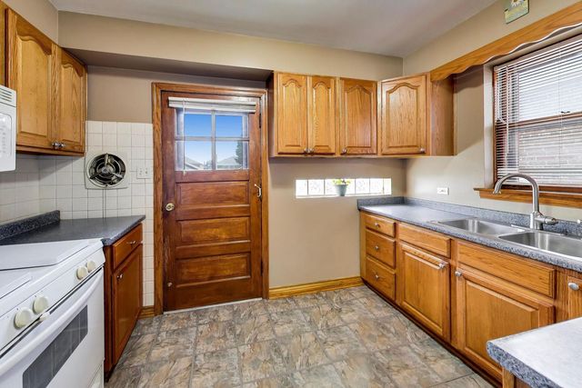 8221 S Troy Street, Chicago, IL 60652