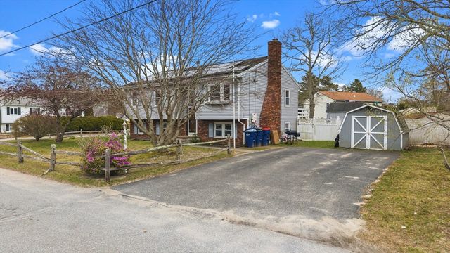 51 Hideaway Ln, Wareham, MA 02538