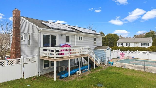 51 Hideaway Ln, Wareham, MA 02538