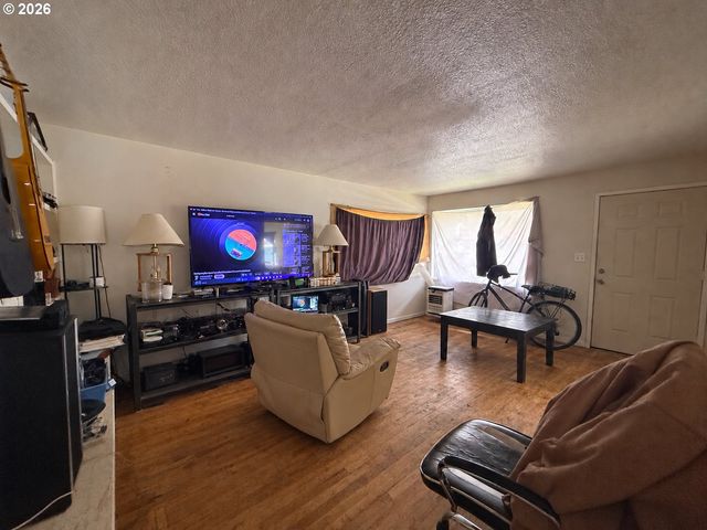2812 19TH Ave, Forest Grove, OR 97116