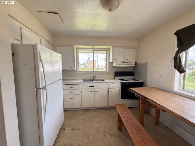 2812 19TH Ave, Forest Grove, OR 97116