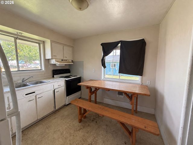 2812 19TH Ave, Forest Grove, OR 97116