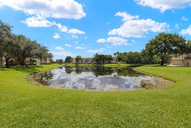 300 Crestwood Court N 302, Royal Palm Beach, FL 33411