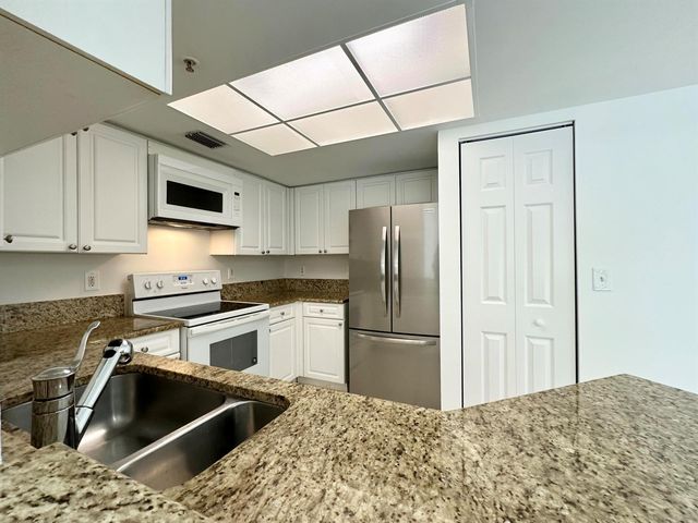 300 Crestwood Court N 302, Royal Palm Beach, FL 33411