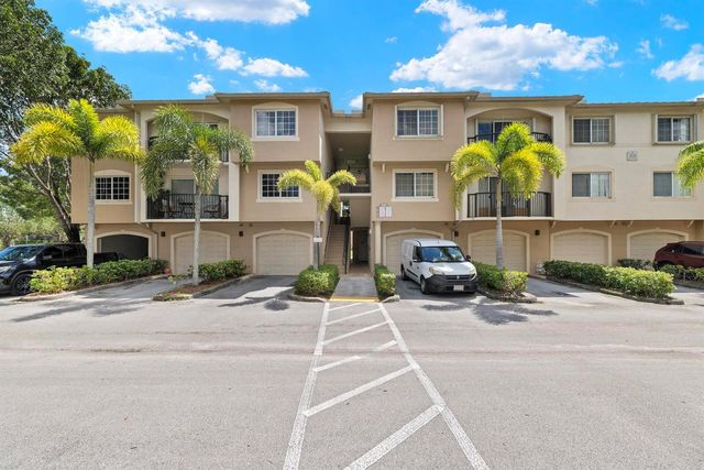 300 Crestwood Court N 302, Royal Palm Beach, FL 33411