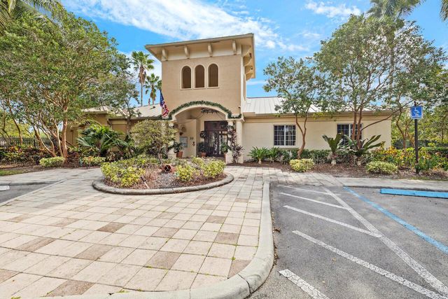300 Crestwood Court N 302, Royal Palm Beach, FL 33411