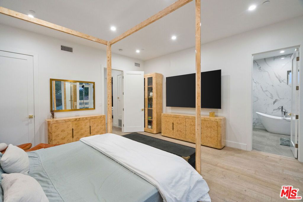 Image 26 of property listing at 4203 Berryman Avenue, Culver City, CA 90066