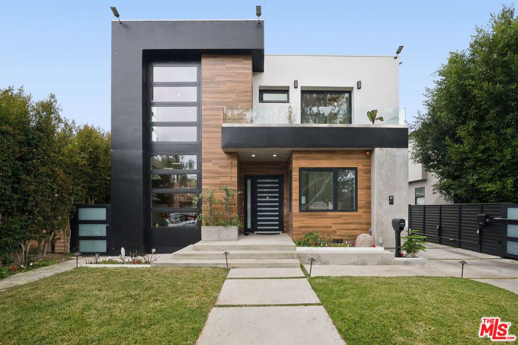 Image 4 of property listing at 4203 Berryman Avenue, Culver City, CA 90066