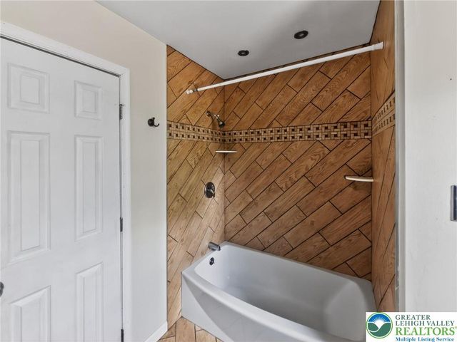1292 Winding Way, Coolbaugh Twp, PA 18466