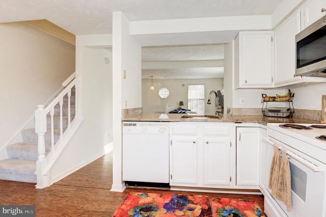 1598 WOODCREST DR, Reston, VA 20194