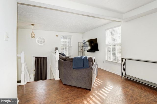 1598 WOODCREST DR, Reston, VA 20194