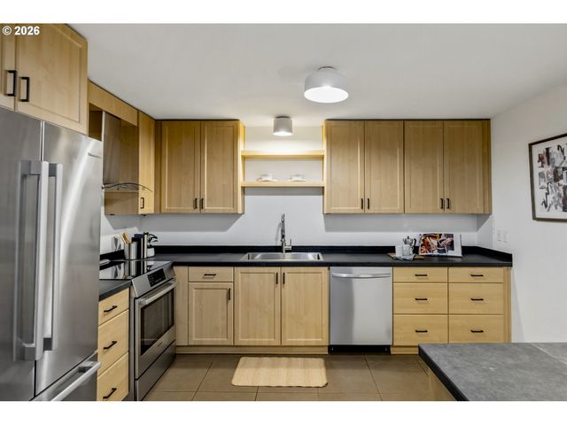 16250 PACIFIC Hwy 76, Lake Oswego, OR 97034