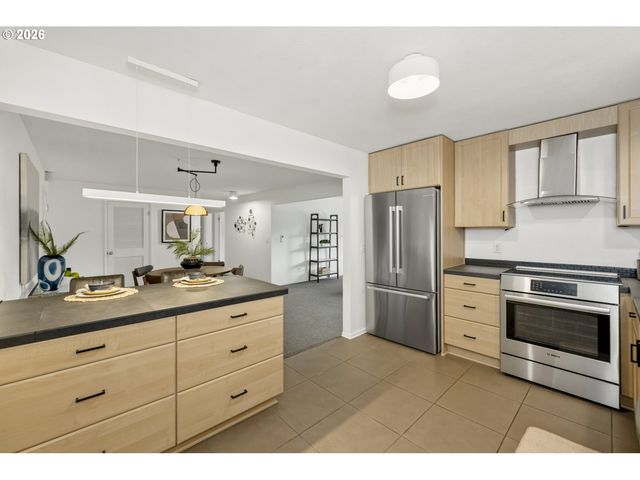 16250 PACIFIC Hwy 76, Lake Oswego, OR 97034