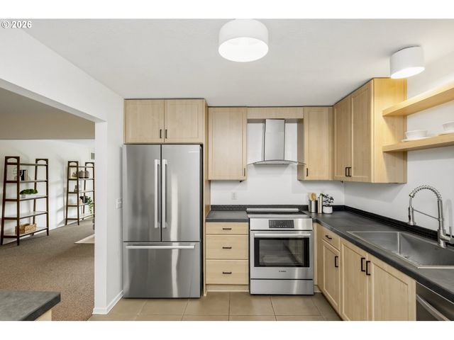 16250 PACIFIC Hwy 76, Lake Oswego, OR 97034