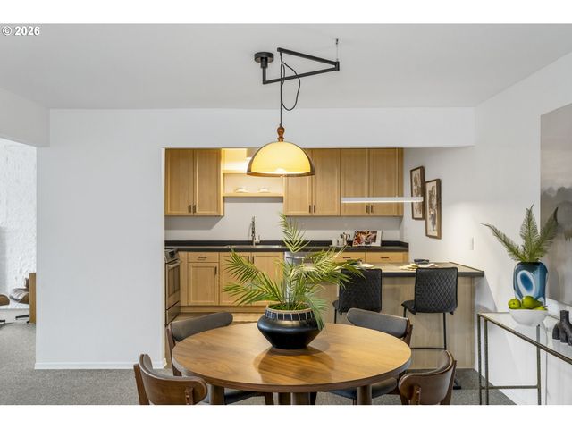 16250 PACIFIC Hwy 76, Lake Oswego, OR 97034
