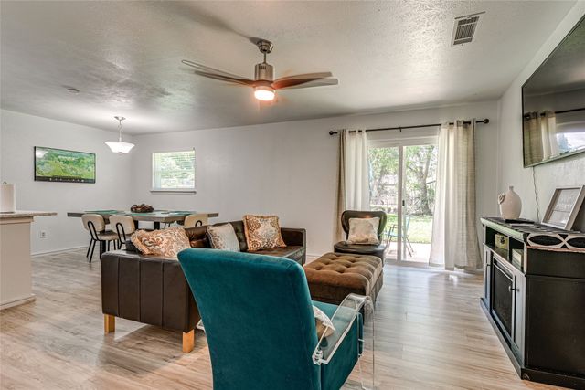 2009 Meadow Glen, Irving, TX 75060