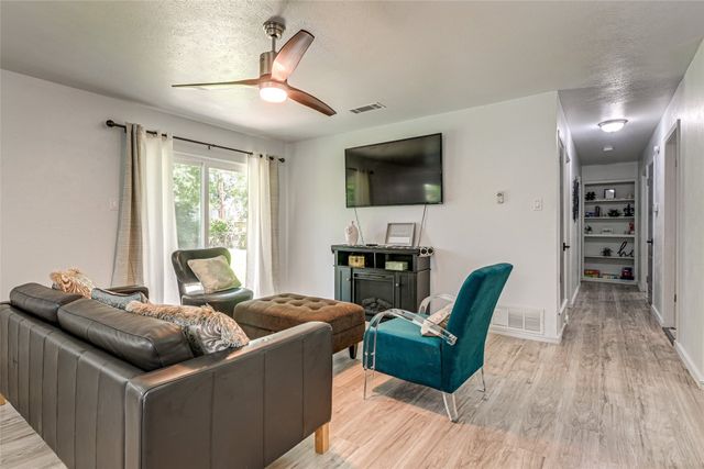 2009 Meadow Glen, Irving, TX 75060