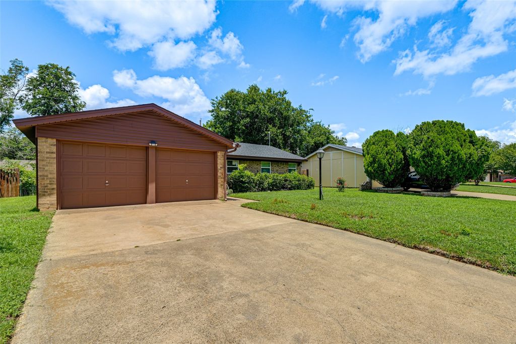 2009 Meadow Glen, Irving, TX 75060