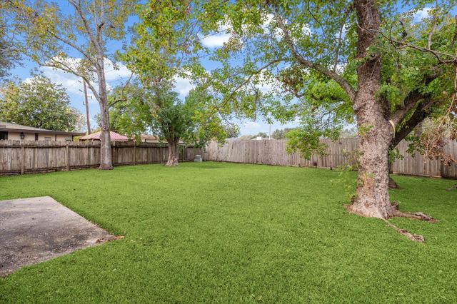 2723 N Brompton Drive, Pearland, TX 77584