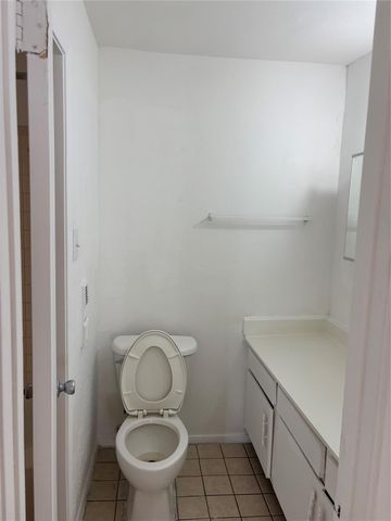 7200 Clarewood Drive 13, Houston, TX 77036