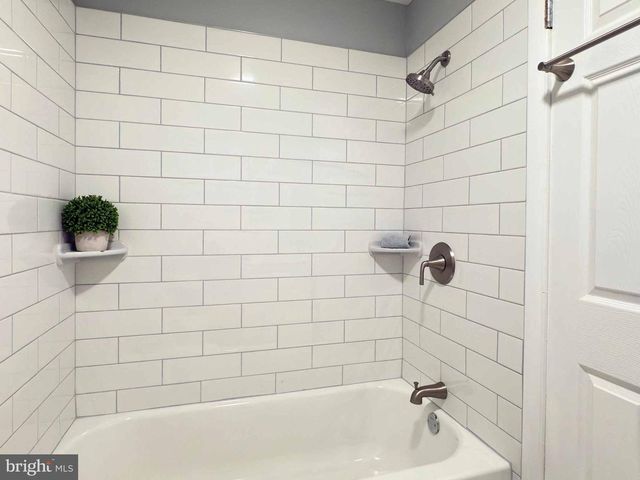 5 BOLTON RD, Hamilton, NJ 08610