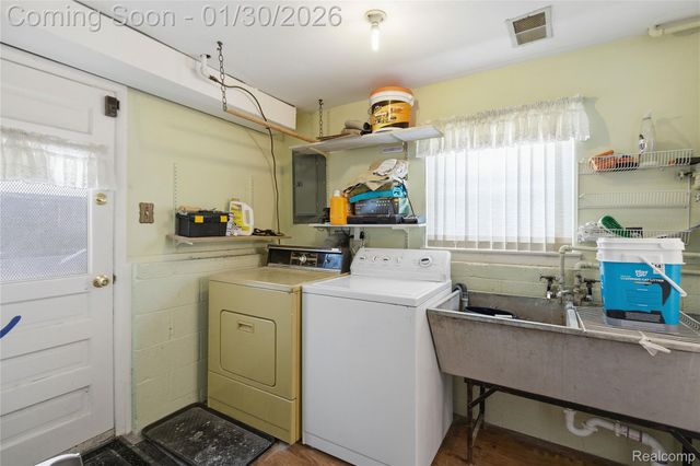 20426 Maplewood Street, Livonia, MI 48152