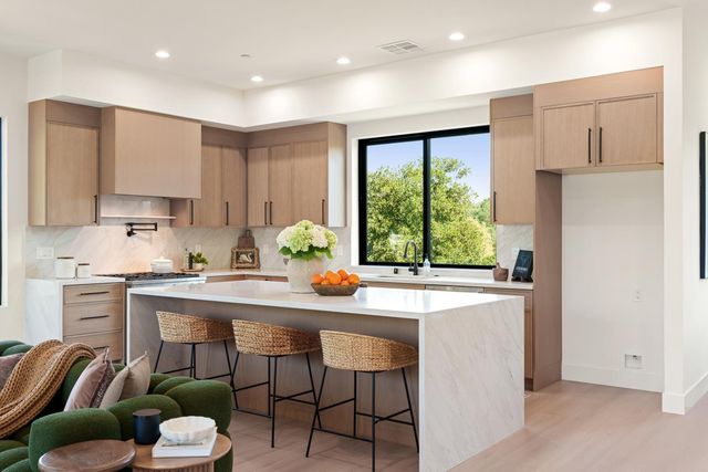 401 East St, Roseville, CA 95678