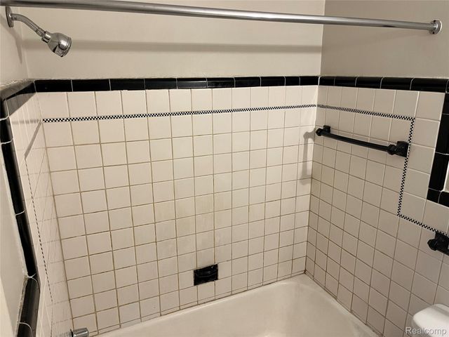 2900 Orchard Lake Road 3, Keego Harbor, MI 48320