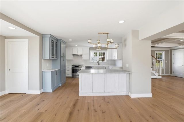 10 Vesper Ave, Falmouth, MA 02540