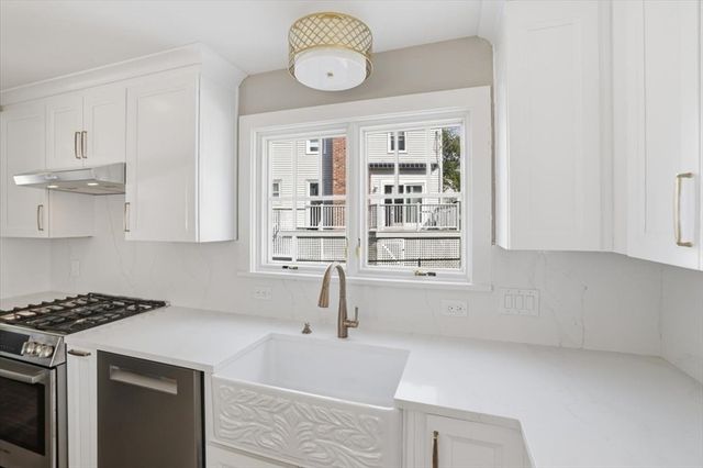 10 Vesper Ave, Falmouth, MA 02540